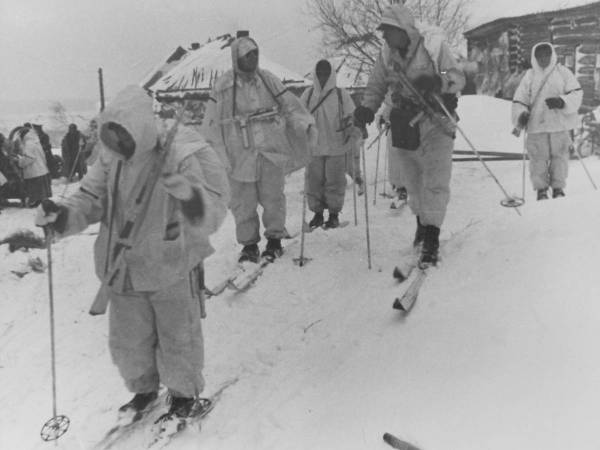SS_ski_troops_leaving_village.jpg