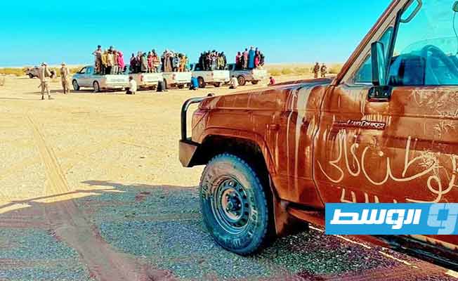 المهاجرين الذين جرى توقيفهم من قبل مفارز «اللواء 444 قتال» بعمق الصحراء الليبية. (اللواء 444 قتال)