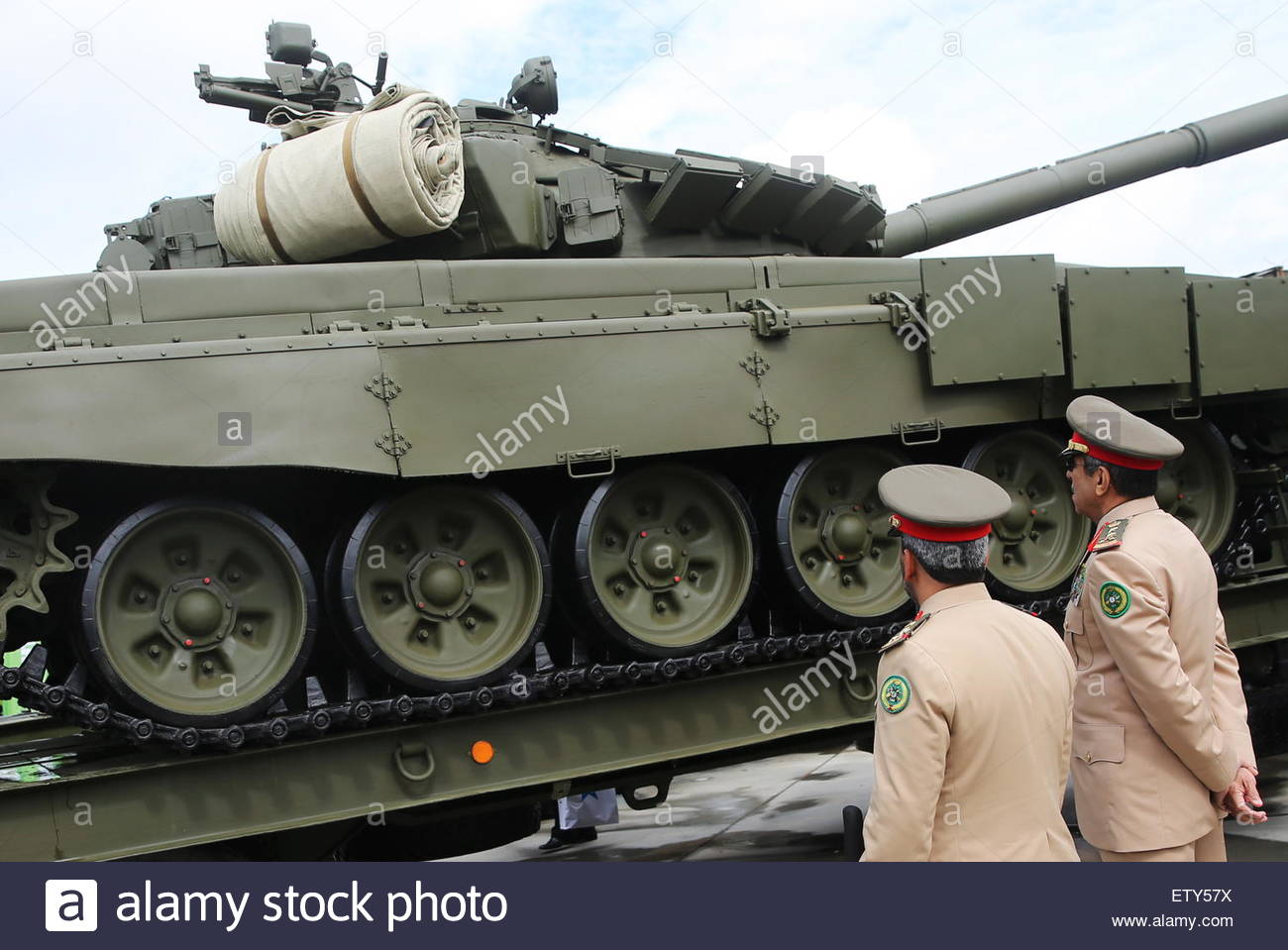 moscow-region-russia-16th-june-2015-people-attend-a-military-exhibition-ETY57X.jpg