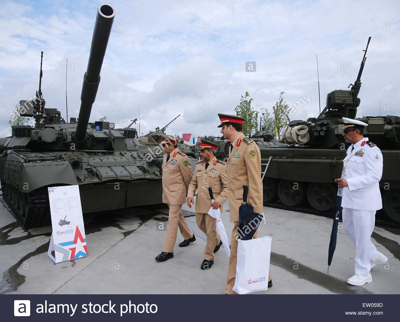 moscow-region-russia-16th-june-2015-people-seen-by-a-t-80u-tank-at-EW059D.jpg