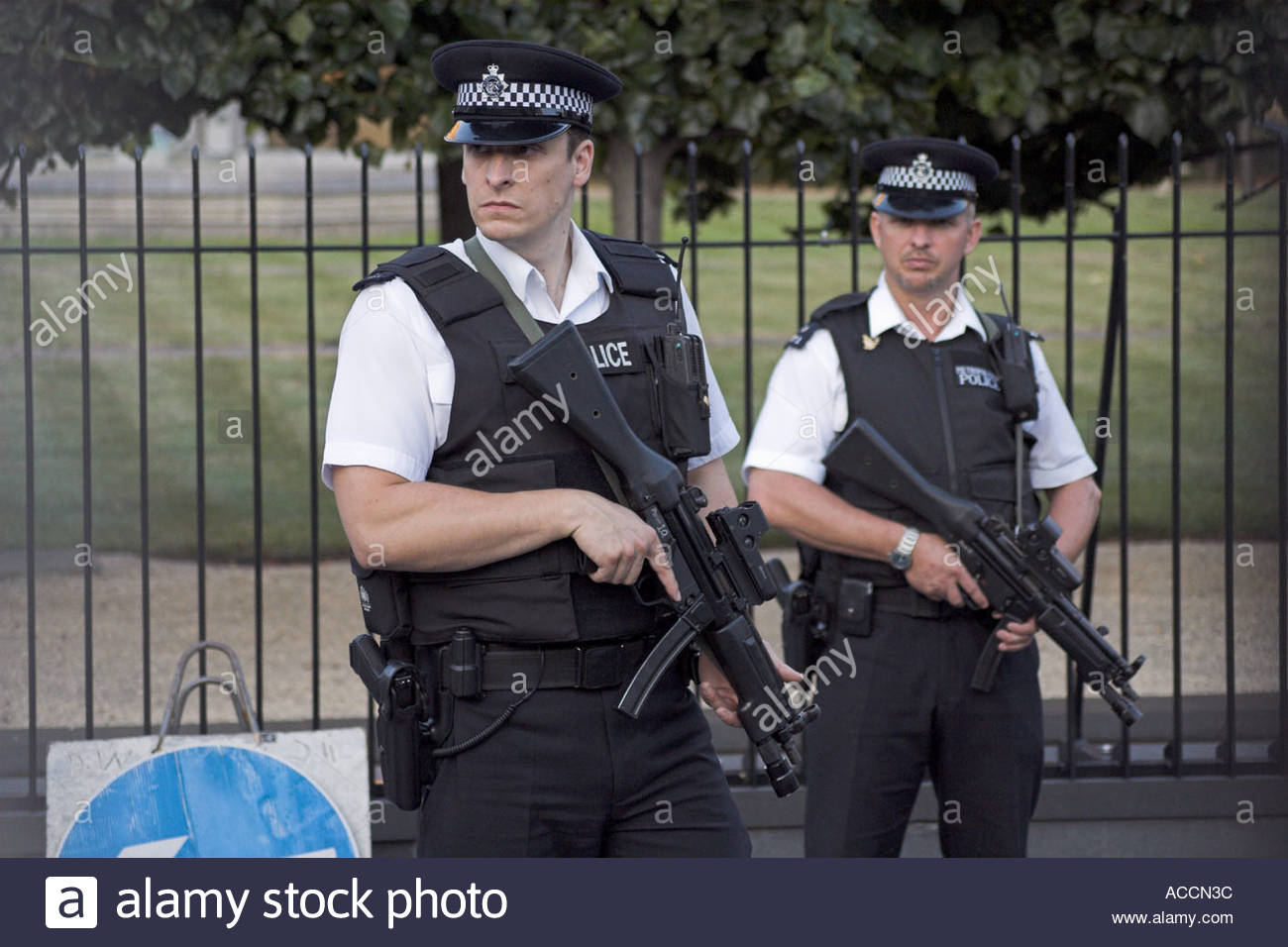 armed-british-police-officers-in-london-england-uk-ACCN3C.jpg