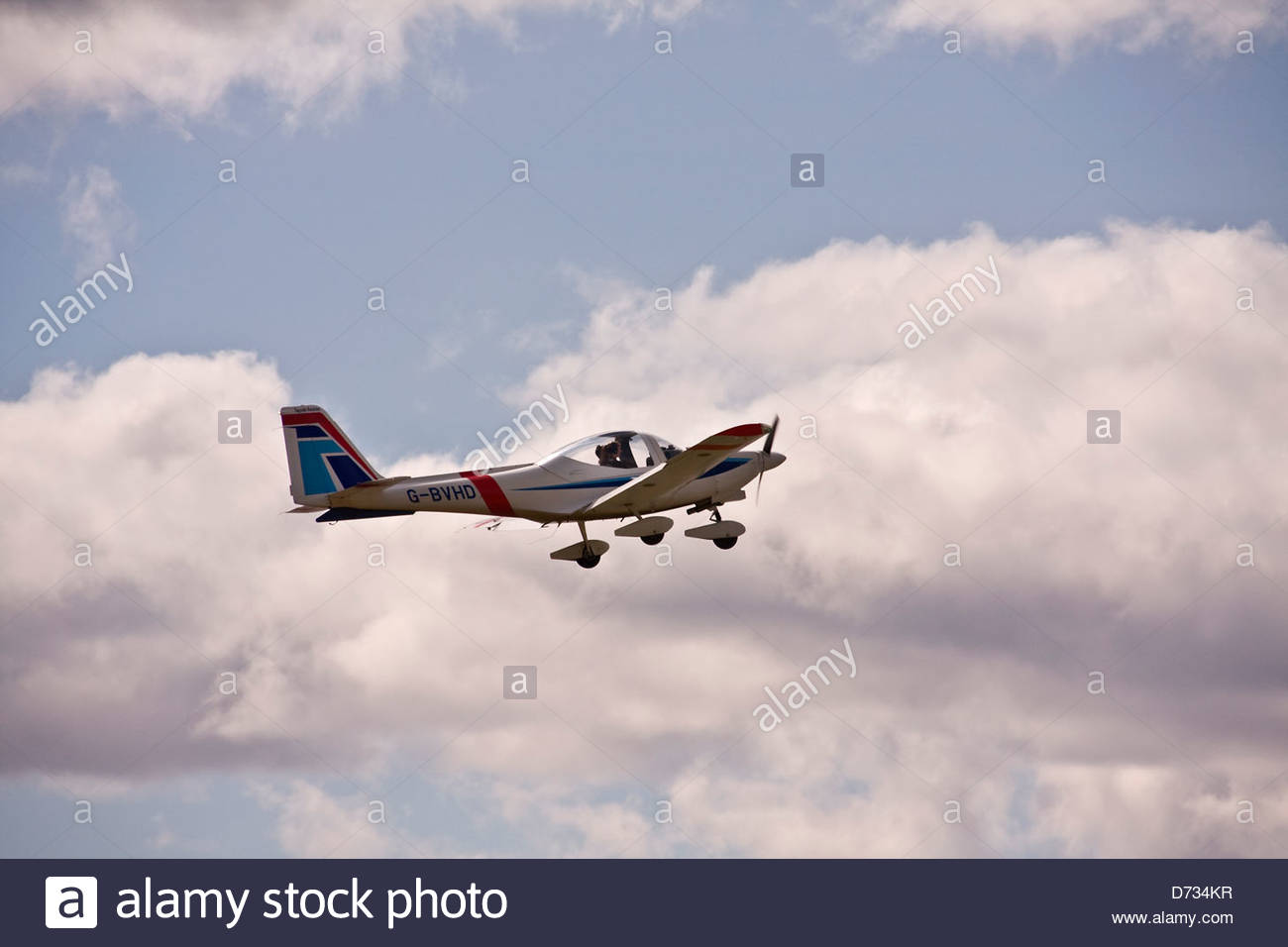 tayside-aviation-grob-g115-tutor-t1-heron-g-bvhg-aircraft-flying-above-D734KR.jpg