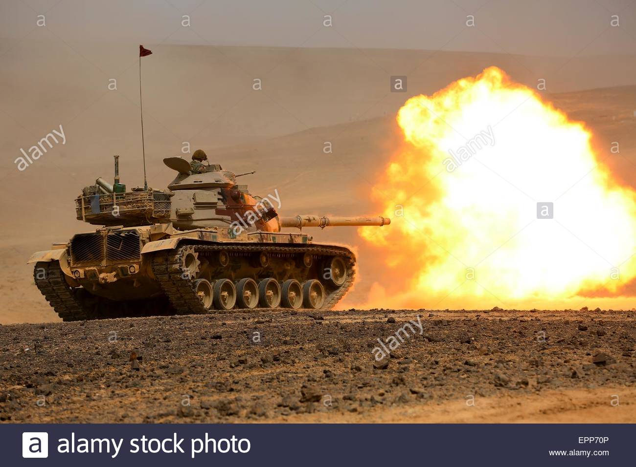 aqaba-jordan-19th-may-2015-jordanian-m60a1-tank-fires-a-live-round-EPP70P.jpg