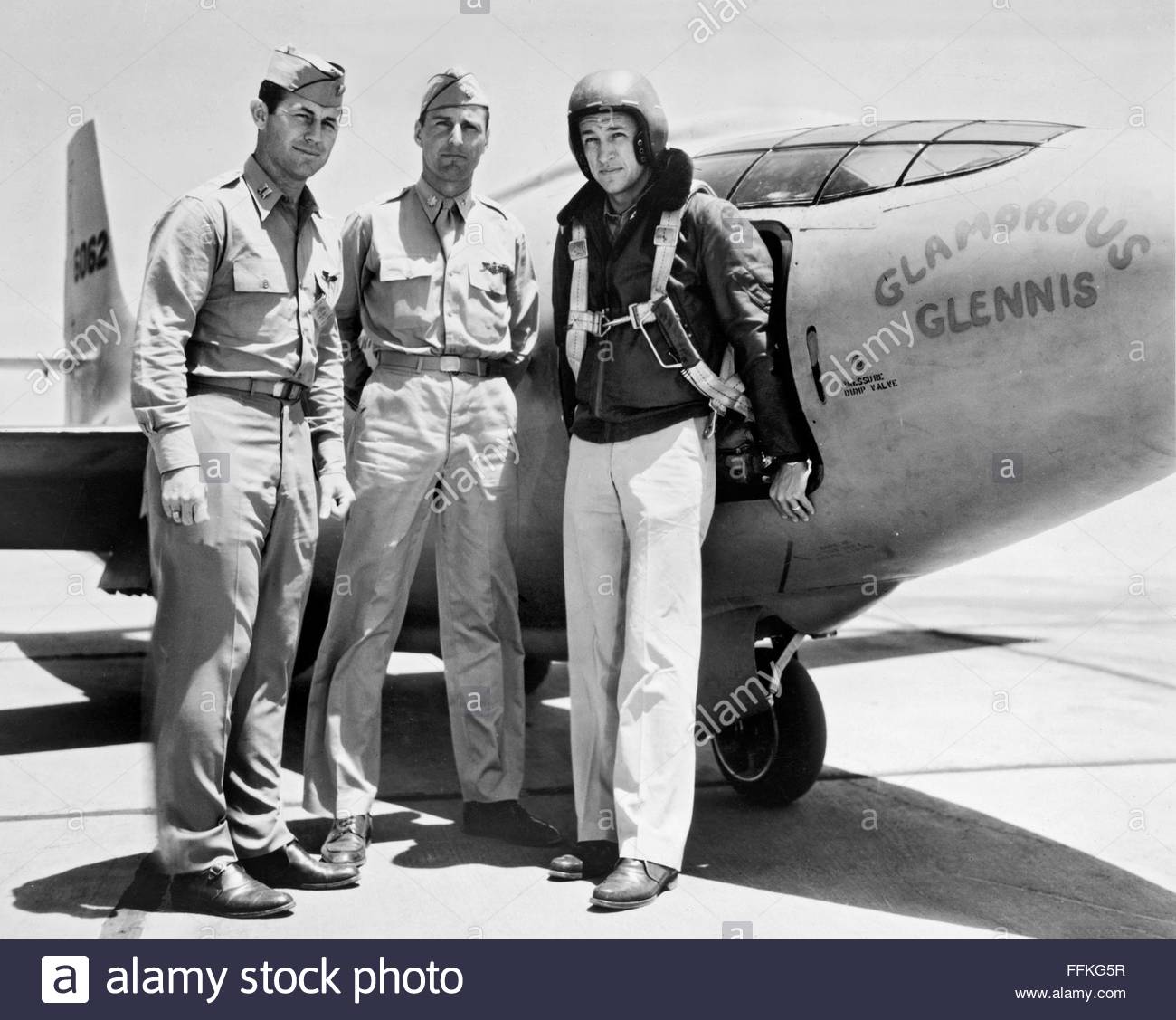 glamorous-glennis-the-bell-x-1-glamorous-glennis-with-left-to-right-FFKG5R.jpg