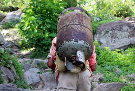 2016-09-12T124250Z_579848895_S1BEUAWKEKAA_RTRMADP_3_YEMEN-SECURITY-VILLAGE-466x315.jpg
