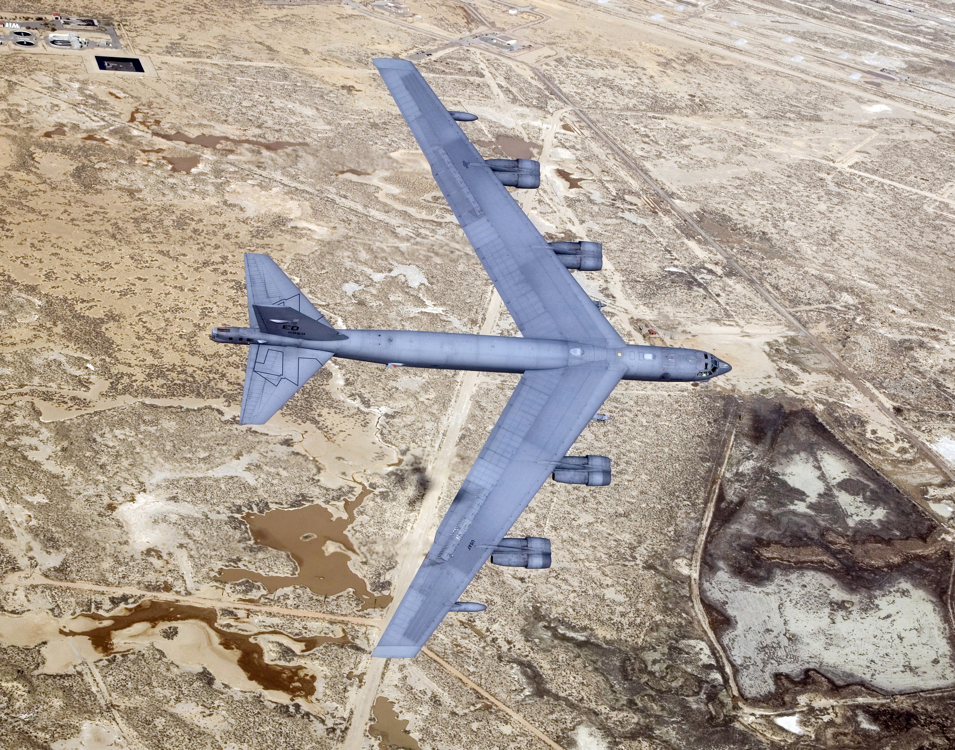 gpw-20051129-UnitedStatesAirForce-041202-F-9126G-039-B-52-Stratofortress-bomber-Edwards-Air-Force-Base-California-20041202-other.jpg