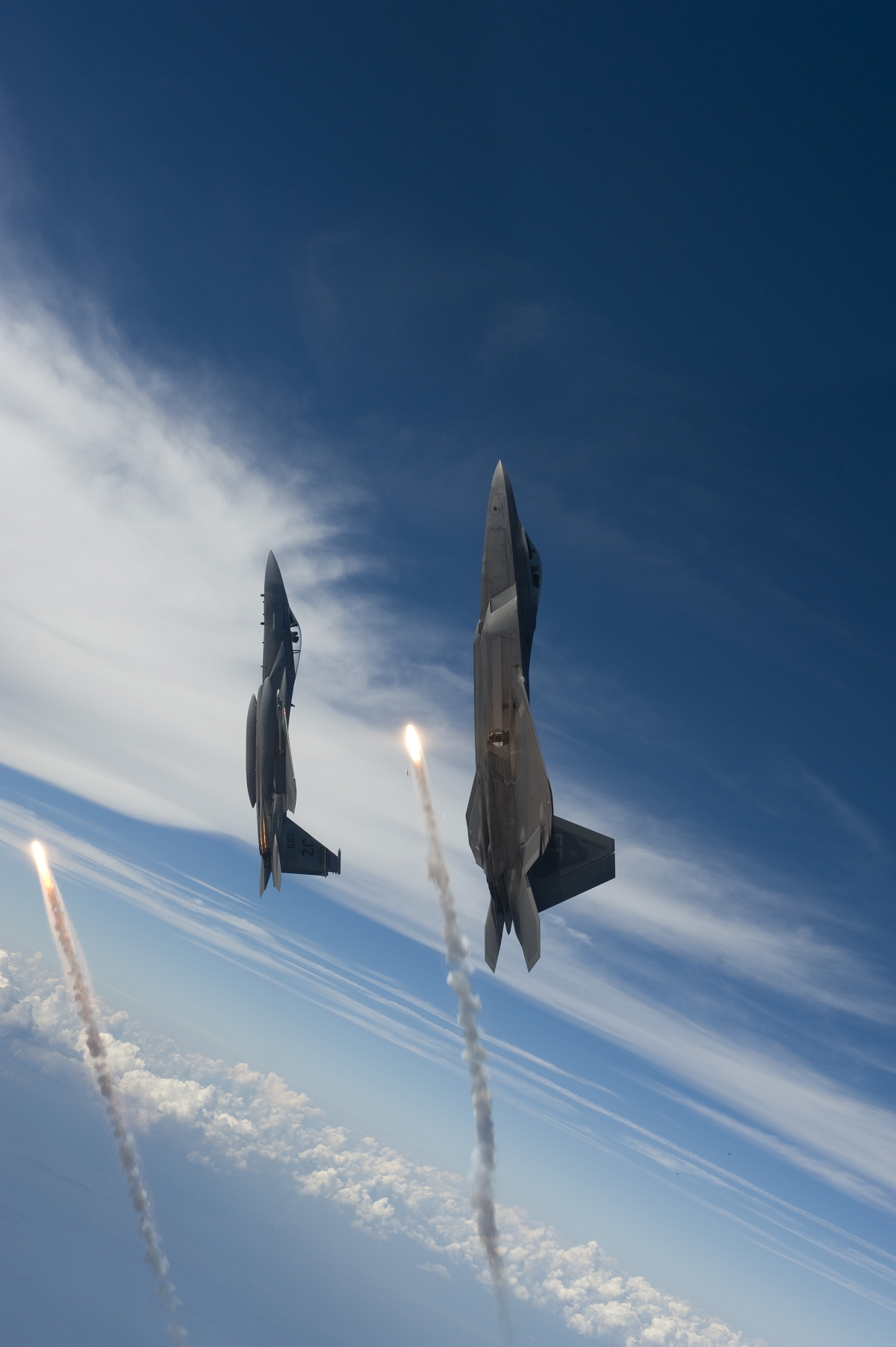 gpw-20060914-UnitedStatesAirForce-080827-F-4177H-103-F-22A-Raptor-and-F-15-Eagle-fire-flares-Gulf-of-Mexico-Louisiana-20080827-other.jpg