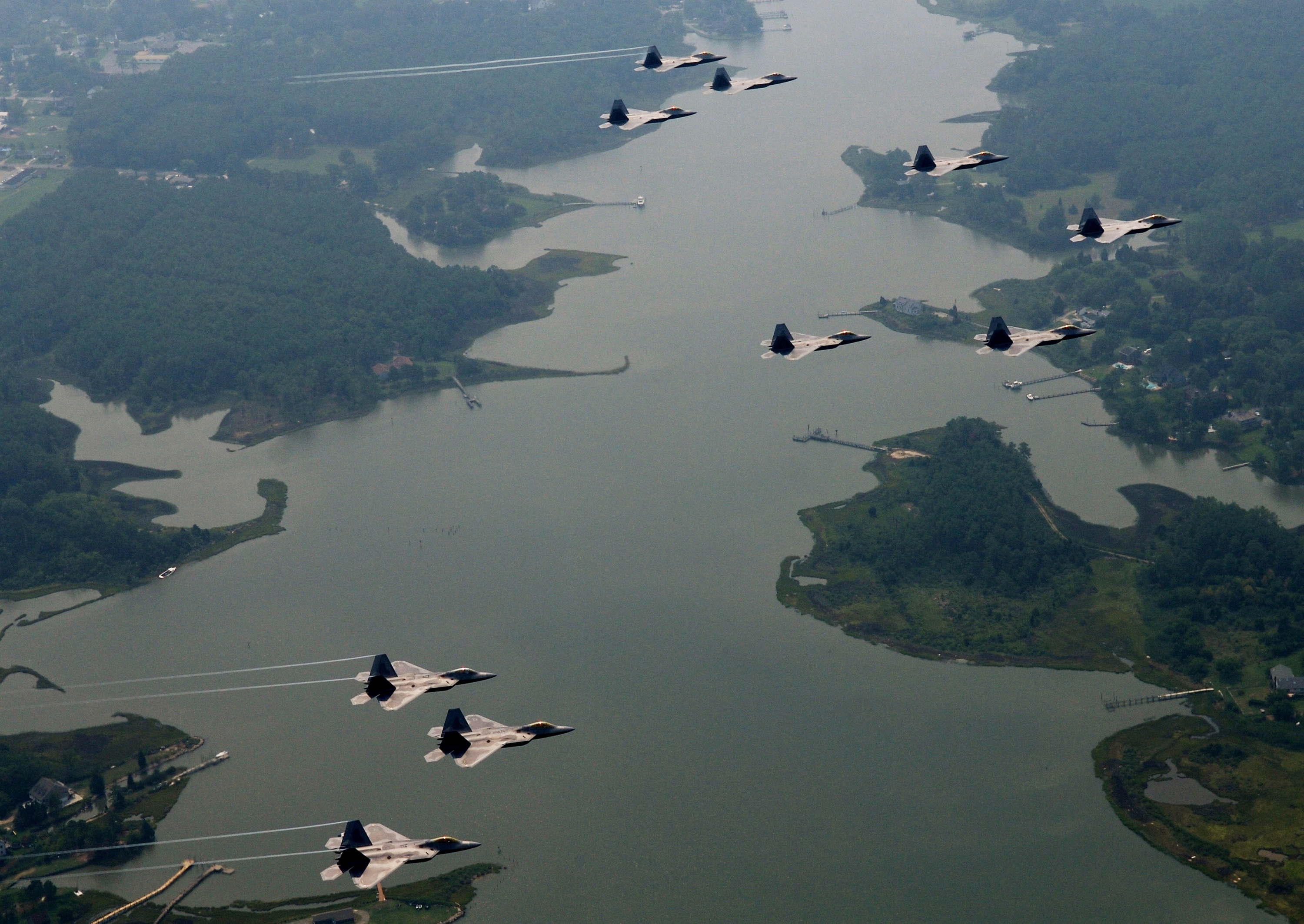 gpw-200905-UnitedStatesAirForce-080817-F-0986R-003-ten-F-22A-Raptor-stealth-fighter-jets-Virginia-20070817-large.jpg