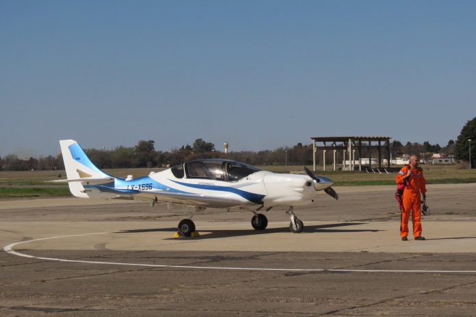 Primer-vuelo-FAdeA-IA-100-LV-X596-C%C3%B3rdoba-Argentina-5-696x463.jpg