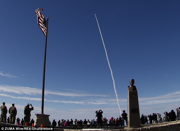 30B02E5A00000578-0-The_long_range_interceptor_blasted_off_from_Vandenberg_Air_Force-m-14_1454097440502.jpg