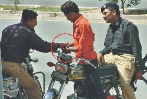 pakistan-police-caught-bribing.jpg
