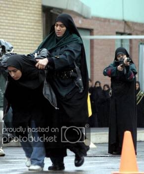 military_woman_iran_police_000026jpg.jpg