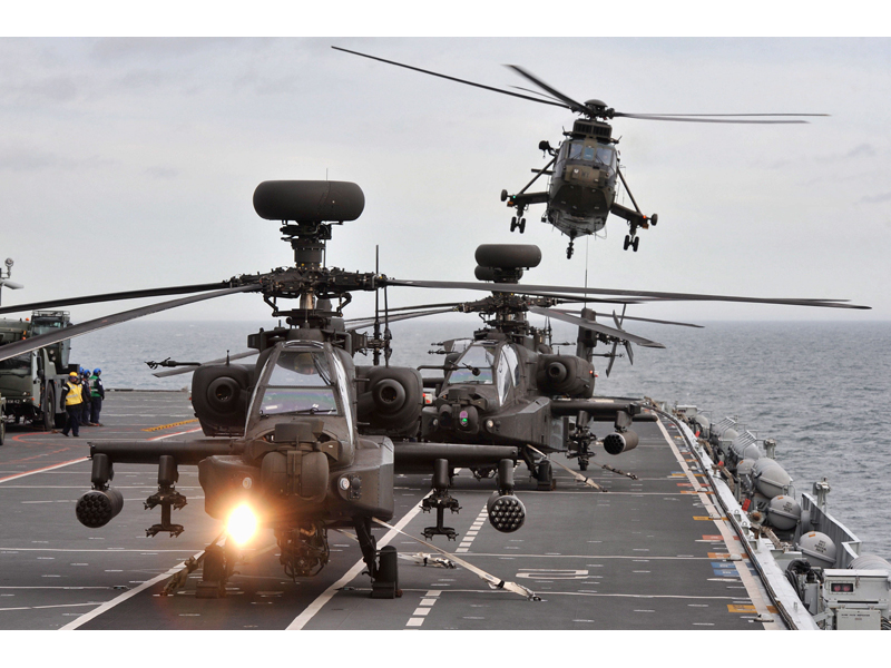 Apache-helicopters-land-on-board-HMS-Illustrious--photo-MOD.jpg