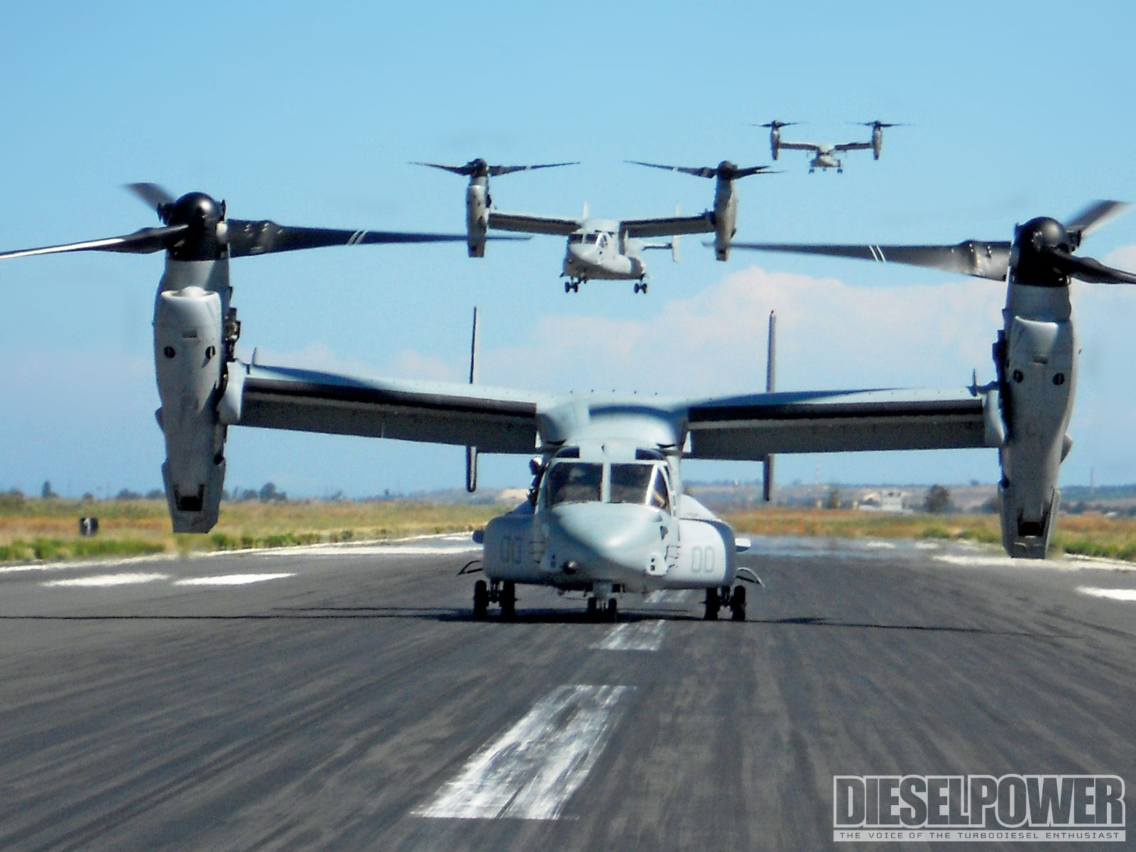 1101dp_04_o%2B1101dp_bell_helicopter_and_boeing_v22_osprey%2Bfront_shot_on_runway.jpg