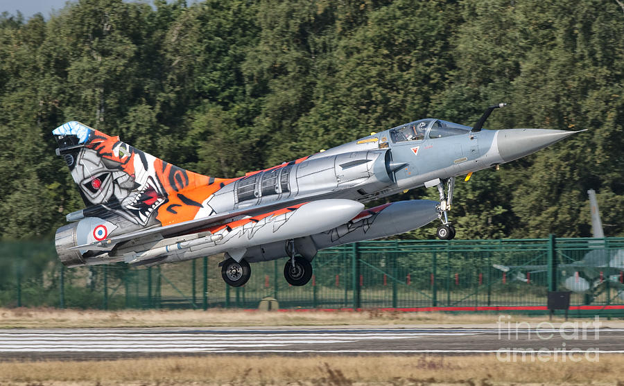 a-french-air-force-mirage-2000-lands-giovanni-colla.jpg