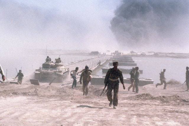 IraqpontoonbridgeKhorramshahr1981Iran-Iraqwar.jpg