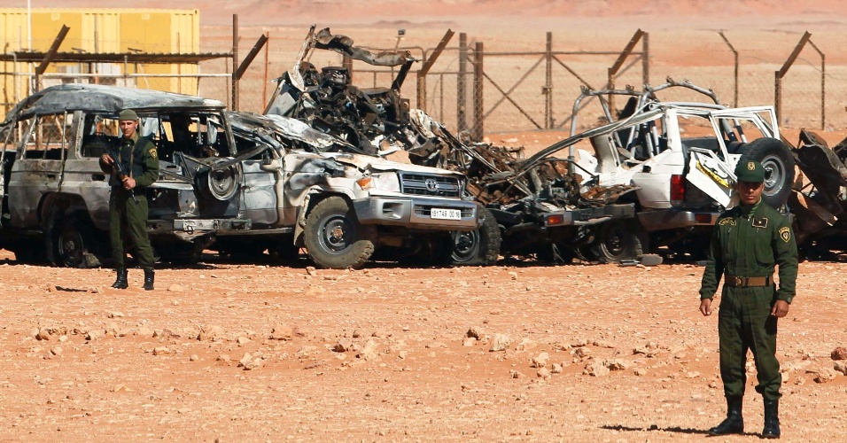 31jan2013---soldados-argelinos-fazem-guarda-ao-lado-de-carros-danificados-que-eram-usados-por-militantes-extremistas-perto-do-campo-de-gas-de-in-amenas-no-sudeste-da-argelia-o-campo-foi-sequestrado-1359657548103_956x500.jpg