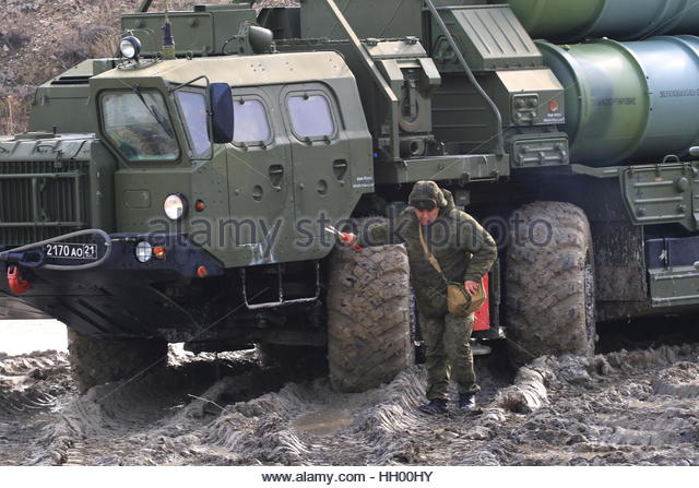 feodosiya-crimea-russia-14th-january-2017-an-s-400-triumf-medium-range-hh00hy.jpg