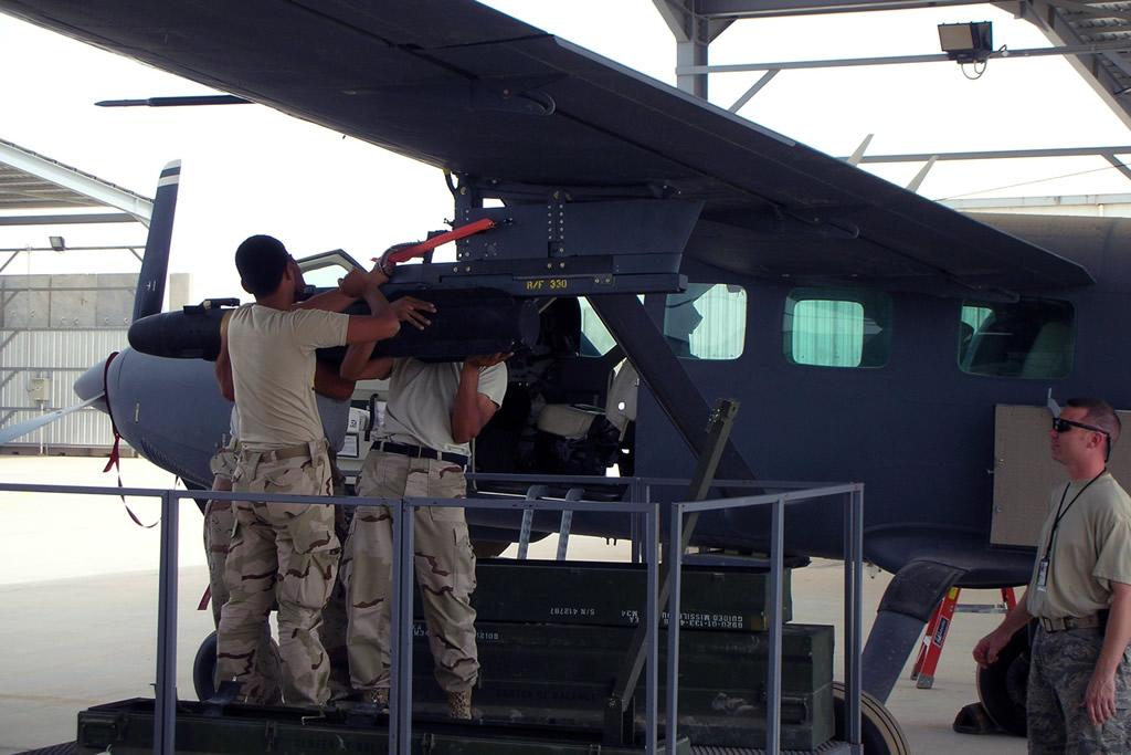 AIR_AC-208_Combat_Caravan_IqAF_Hellfire_Loading_Practice_lg.jpg