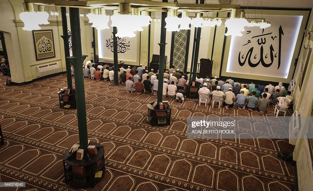 cuban-muslim-men-pray-at-the-abdallah-mosque-during-ramadan-in-havana-picture-id544374240