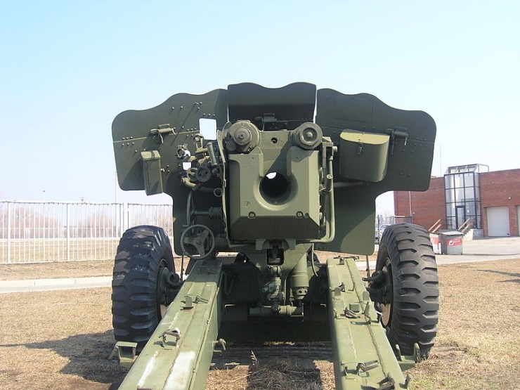 800px-152_mm_howitzer_D-20-4599.jpg