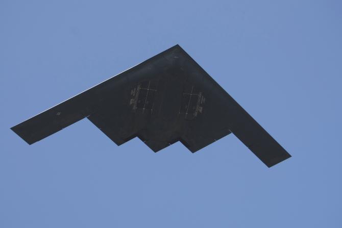 b-2-spirit-bomber-flies-over-95th-rose-bowl-game.jpg