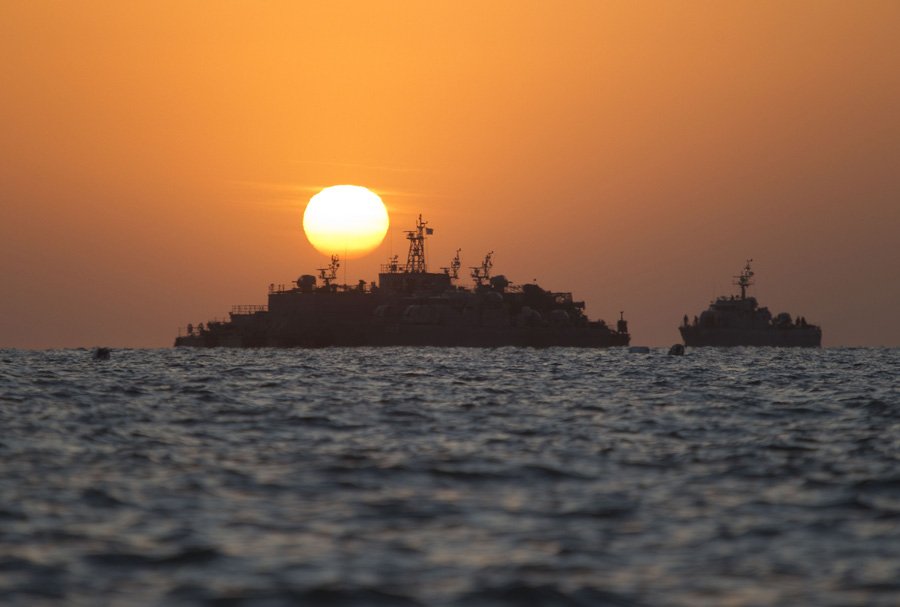 south-korean-ships-mobilize-off-the-coast-of-yeonpyeong-island.jpg