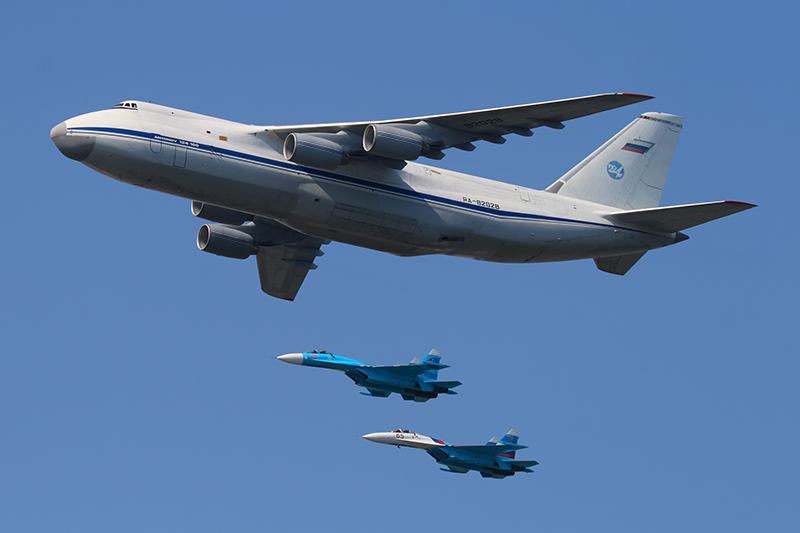 An-124_RA-82028_in_formation_with_Su-27_09-May-2010.jpg