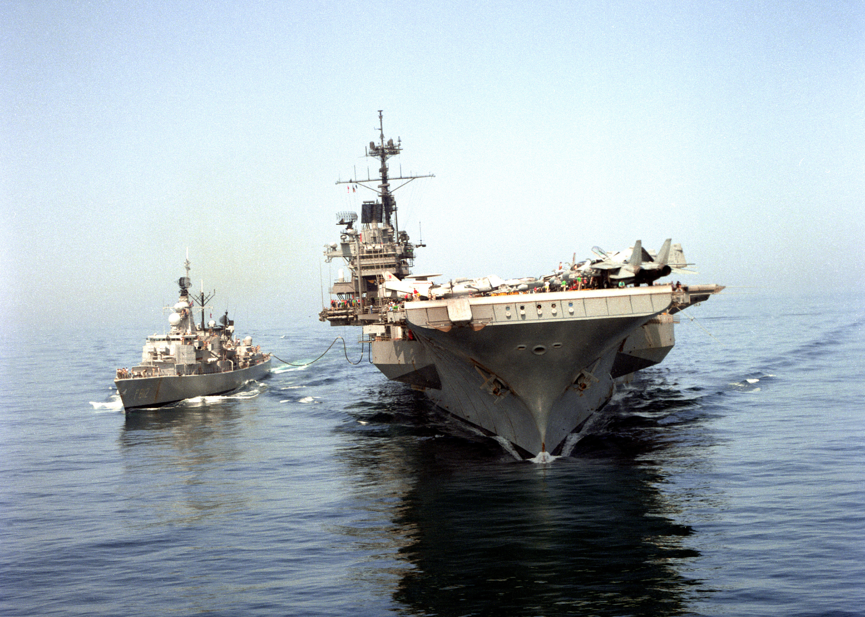USS_Ranger_(CV-61)_conducting_an_underway_replenishment_with_the_Dutch_frigate_F812_Jacob_Van_Heemskerck_during_Operation_Desert_Shield_3.JPEG