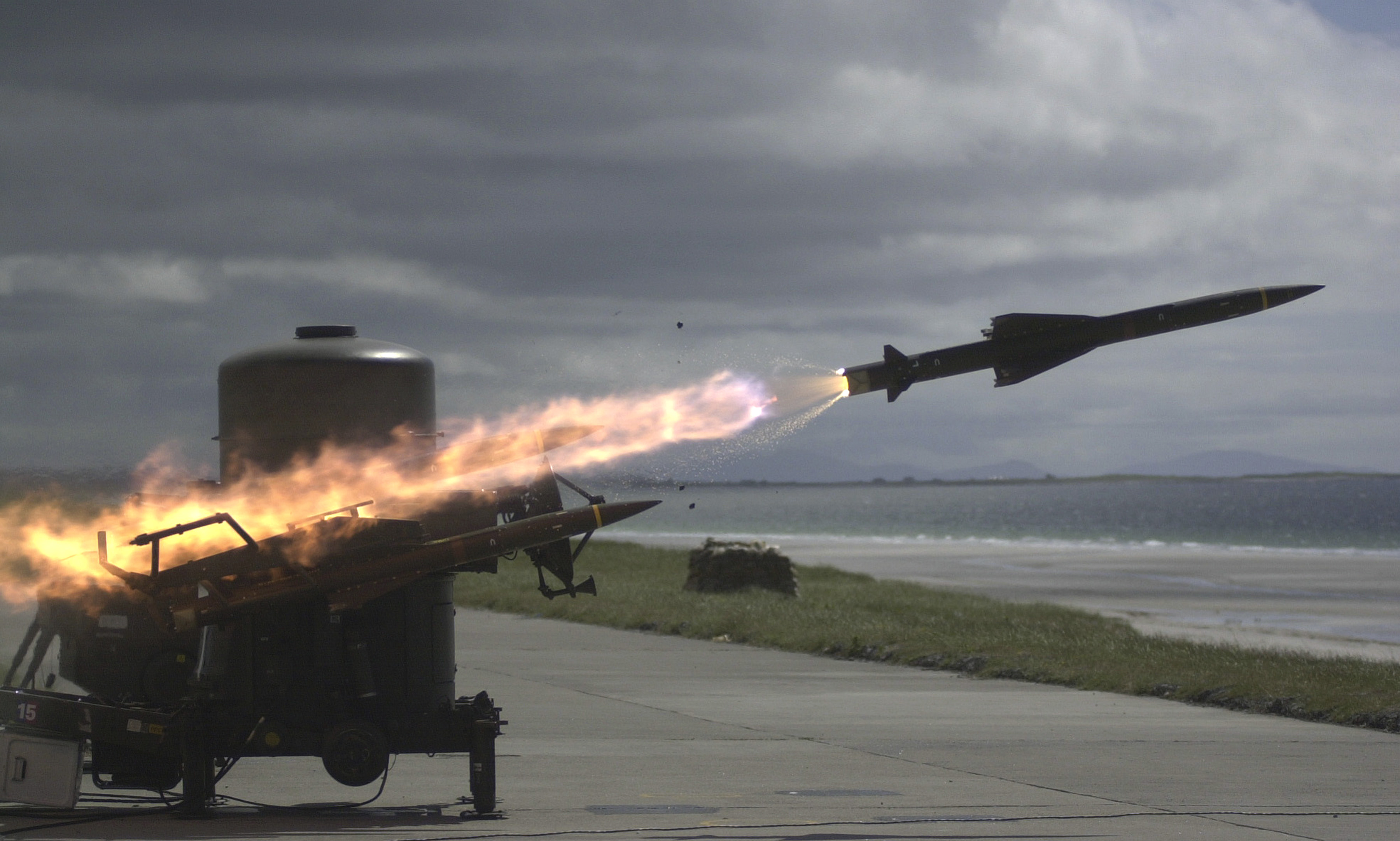 A_Rapier_missile_speeds_towards_its_target_during_a_live_firing._Scotland._17-06-2001_MOD_45137421.jpg
