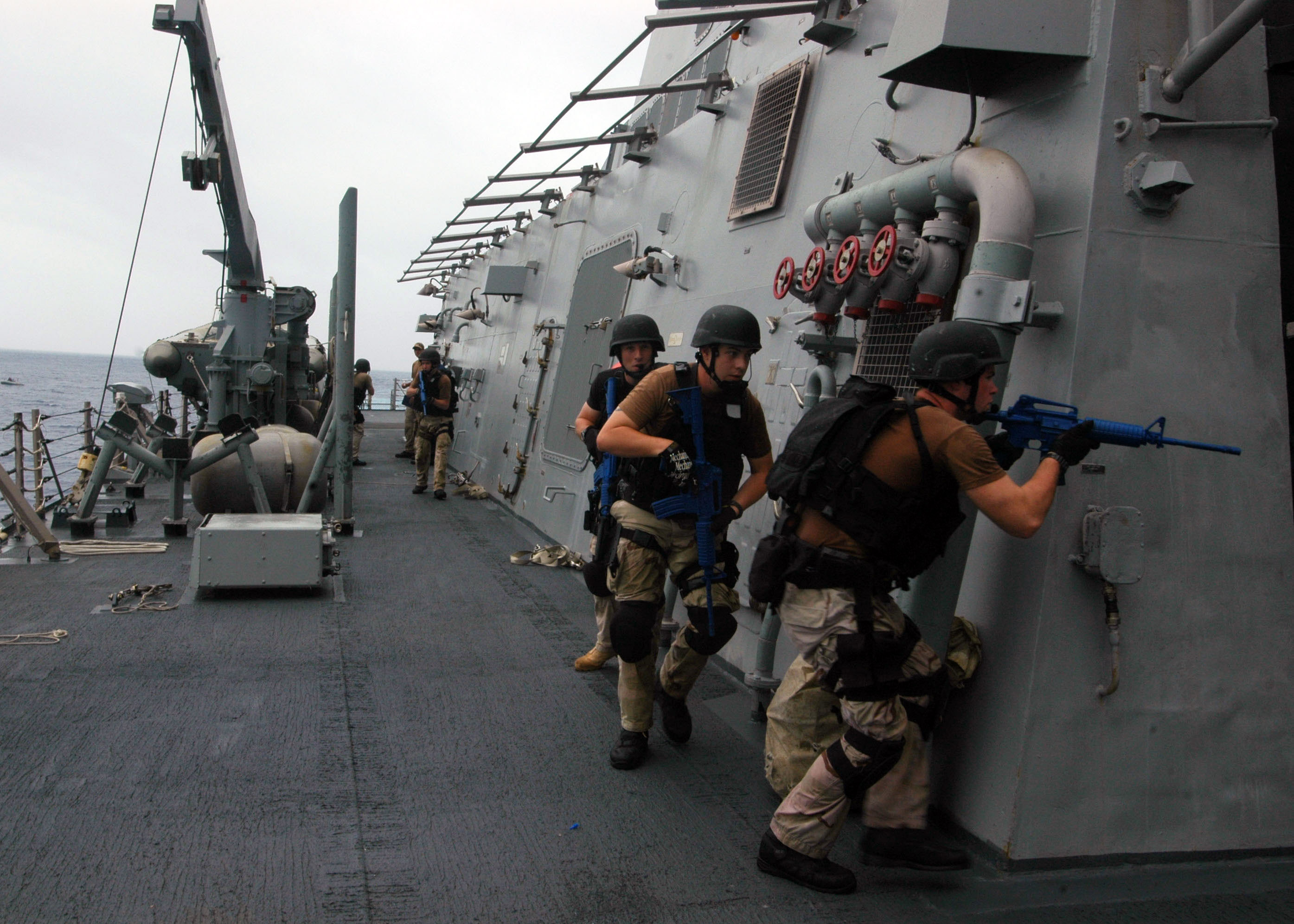 US_Navy_070808-N-4014G-032_Members_of_the_dock_landing_ship_USS_Gunston_Hall_(LSD_44)_Visit,_Boarding_Search_and_Seizure_(VBSS)_Team_conduct_boarding_exercises_aboard_the_guided_missile_destroyer_USS_Porter_(DDG_78).jpg