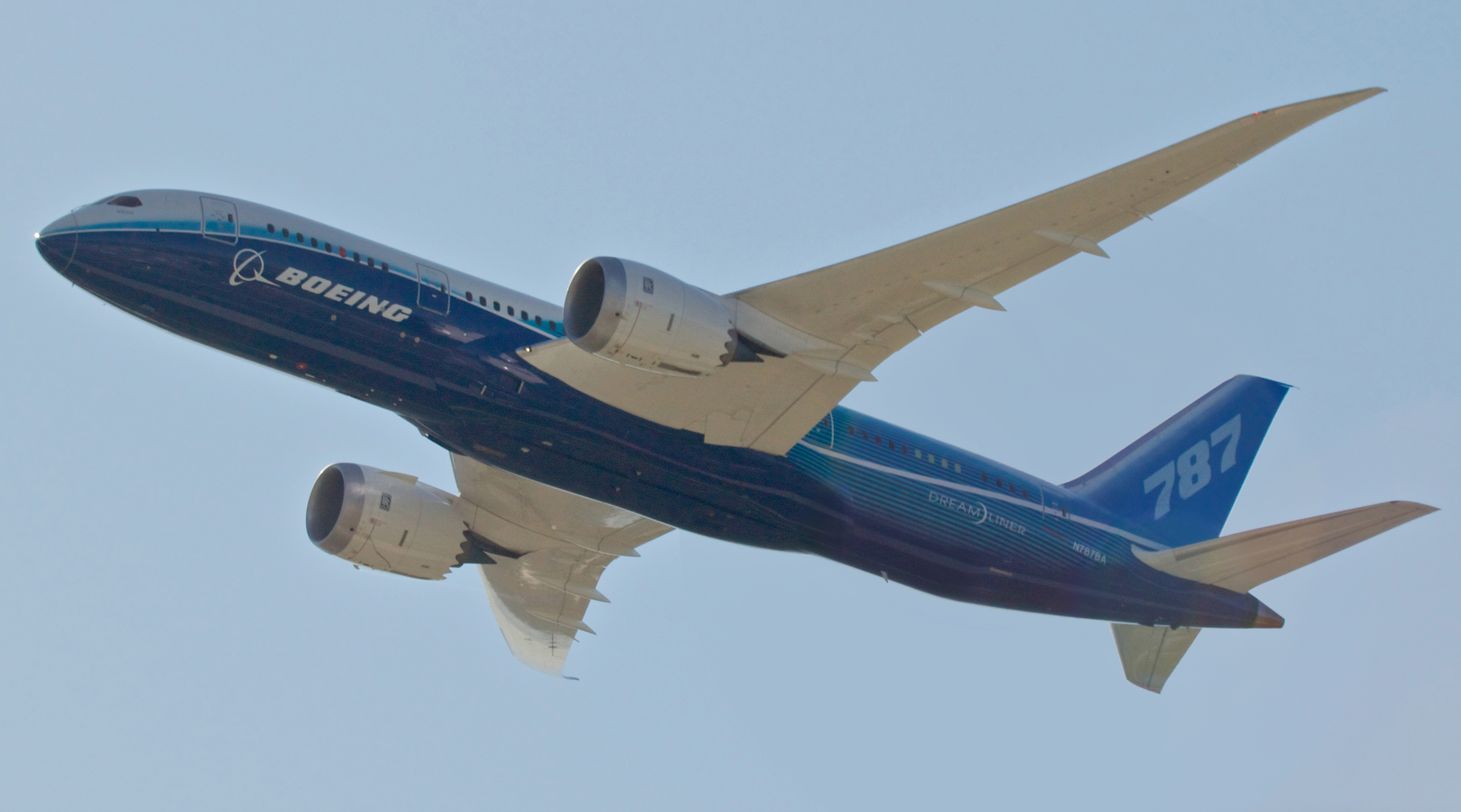 Boeing_787_Dreamliner_arrival_Airventure_2011.jpg