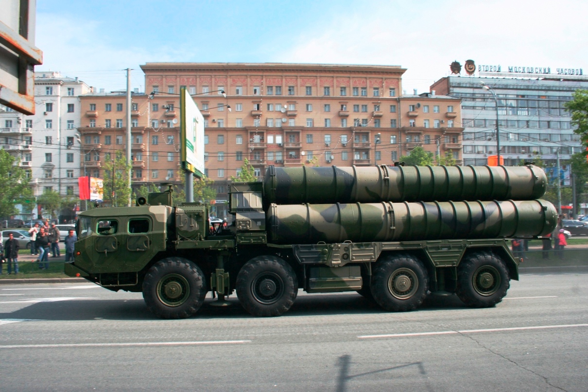 Side_view_of_a_S-300_launcher.JPG