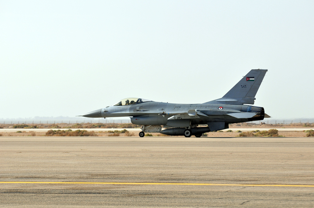 Jordanian_F-16_landing.jpg