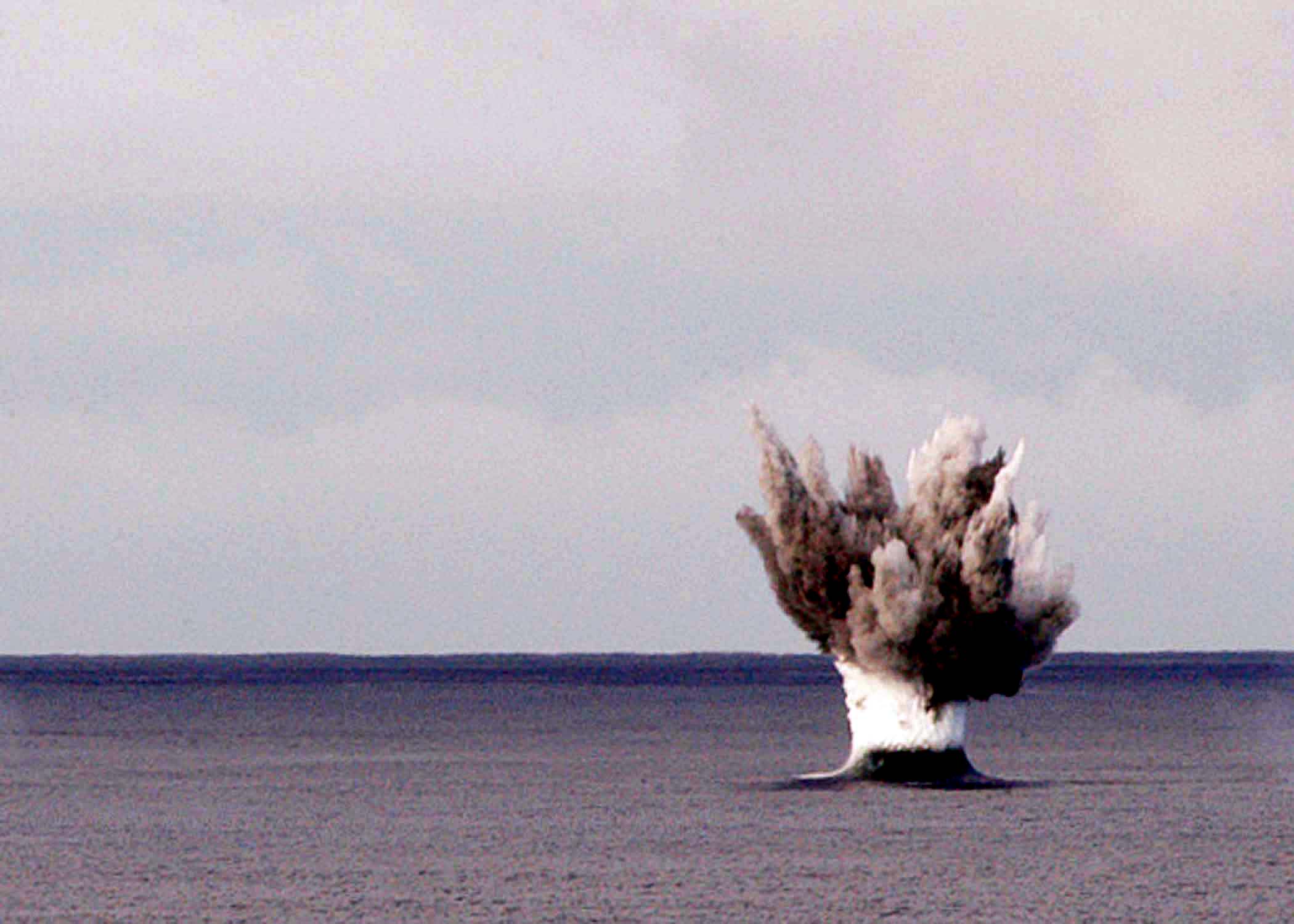 US_Navy_050225-N-6060O-038_A_live_MK-82_500_pound_general-purpose_bomb_creates_a_large_explosion_on_the_surface_of_the_Pacific_Ocean_during_Carrier_Air_Wing_Two%27s_(CVW-2)_Air_Power_Demonstration.jpg