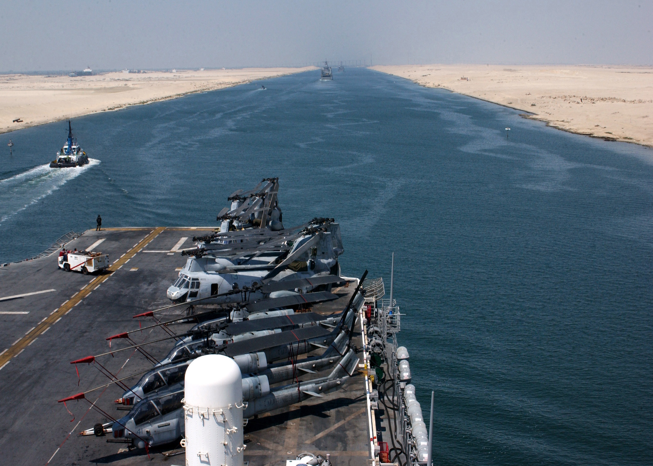 US_Navy_050909-N-3293G-001_The_amphibious_assault_ship_USS_Tarawa_%28LHA_1%29_trails_the_dock_landing_ship_USS_Pearl_Harbor_%28LSD_52%29_as_they_transit_the_Suez_Canal.jpg