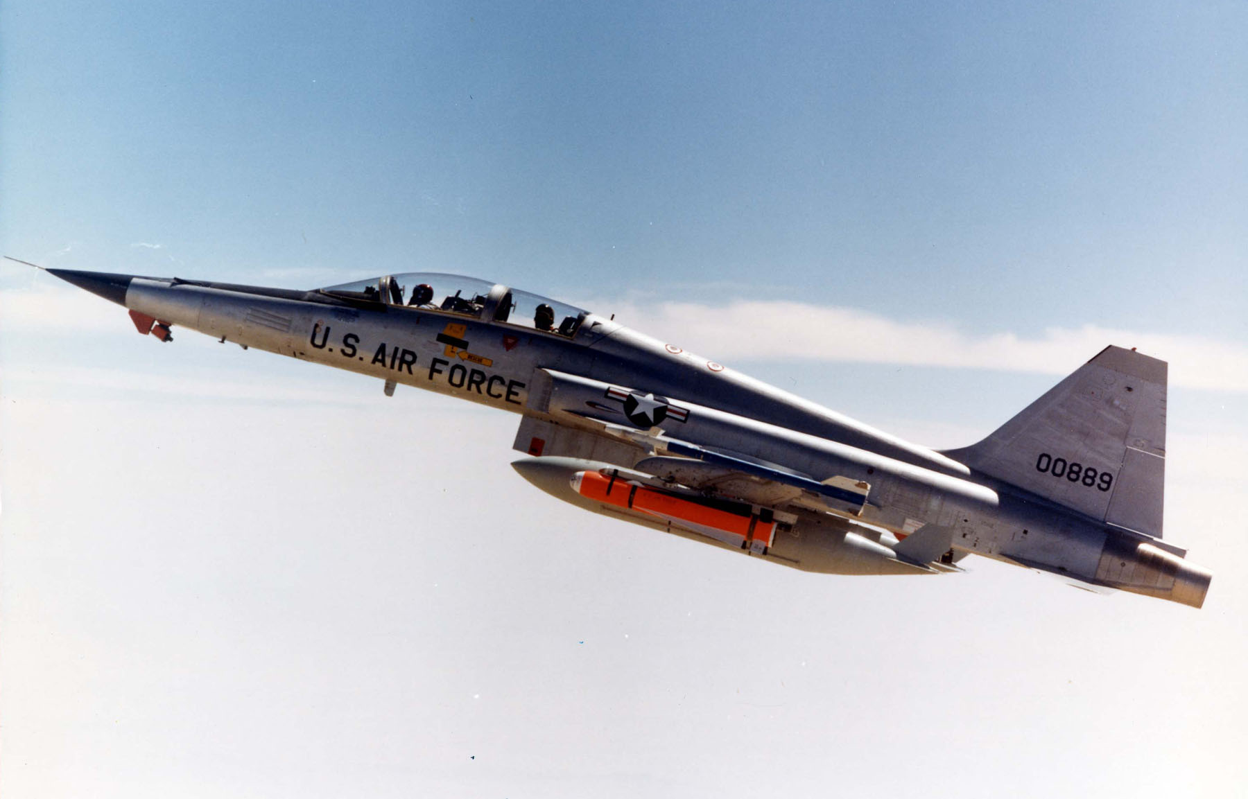 Northrop_F-5F_(Tail_No._00889)_061006-F-1234S-083.jpg