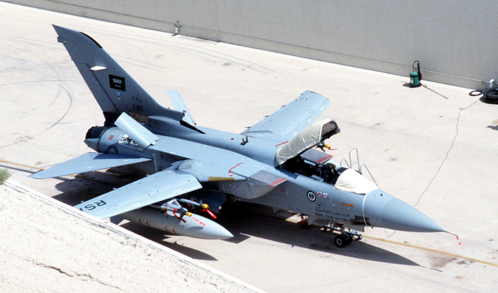 Parking_RSAF_Tornado_in_1991.jpg