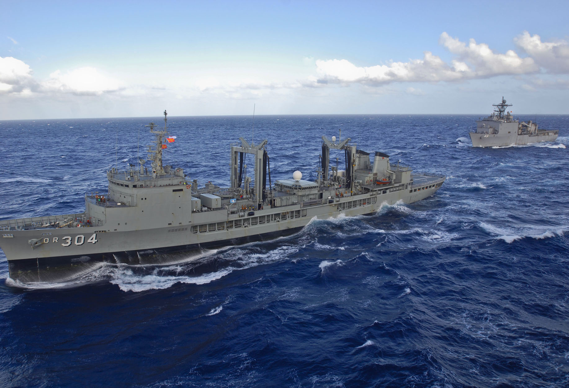 US_Navy_090711-N-9950J-002_The_Australian_underway_replenishment_tanker_HMAS_Success_(OR_304)_and_the_dock_landing_ship_USS_Tortuga_(LSD_46)_pull_alongside_the_forward-deployed_amphibious_assault_ship_USS_Essex_during_an_underw.jpg