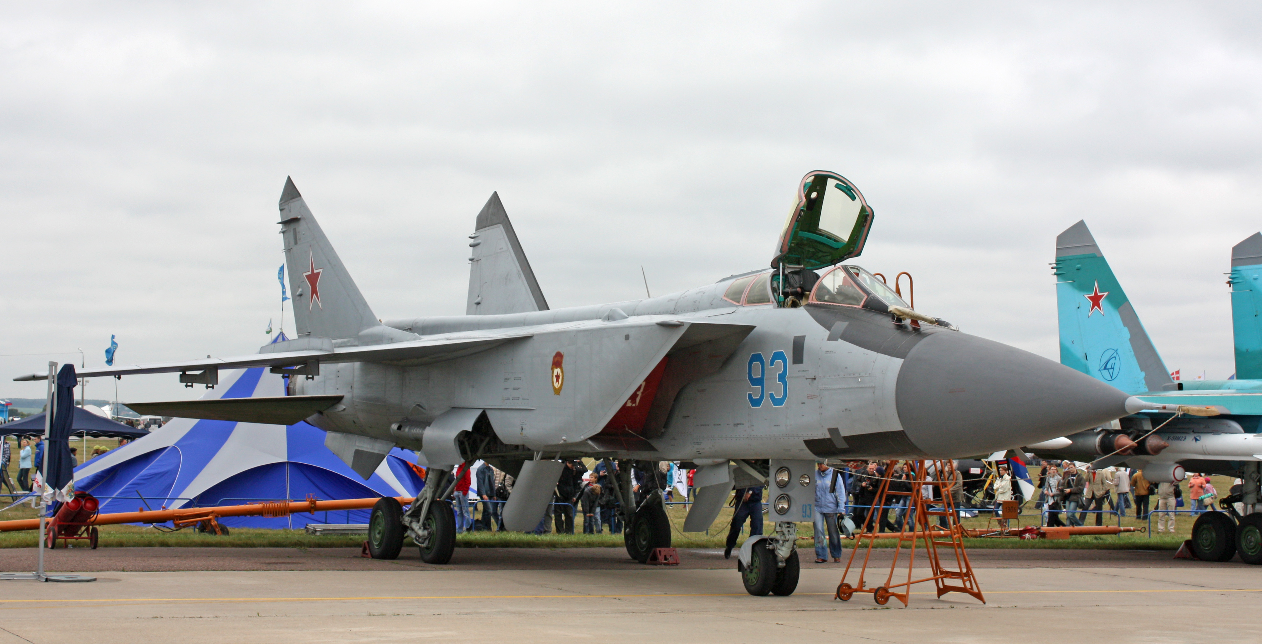 MiG-31BM_on_the_MAKS-2009_(01).jpg