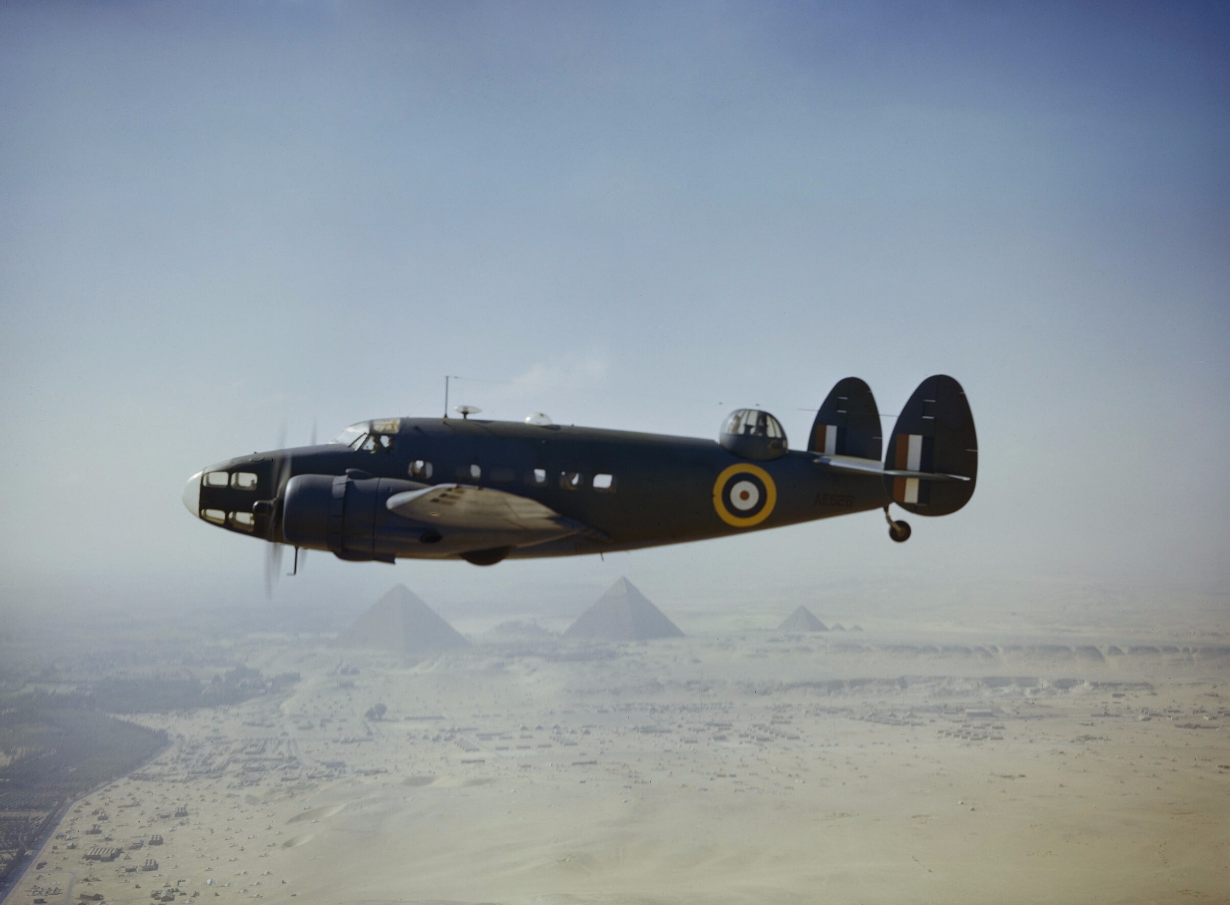 Lockheed_Hudson_VI_RAF_flying_over_the_Pyramids_1942.jpg