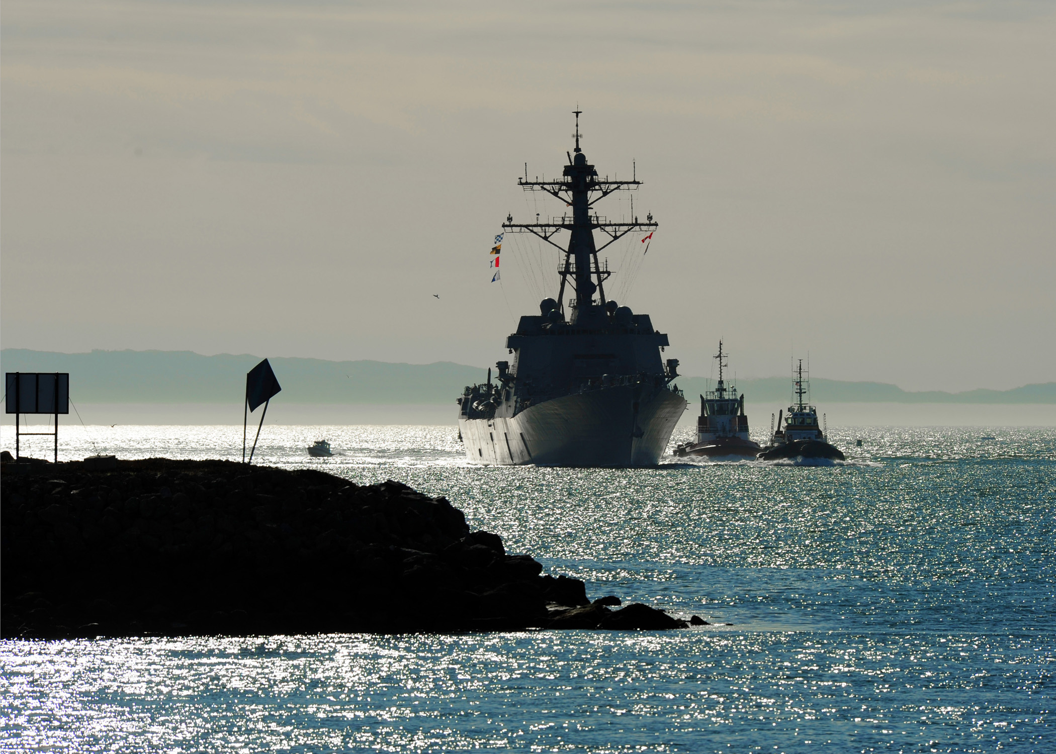 US_Navy_120109-N-YM863-034_The_Arleigh_Burke-class_guided-missile_destroyer_USS_Spruance_%28DDG_111%29_arrives_at_Naval_Weapons_Station_Seal_Beach_to_c.jpg