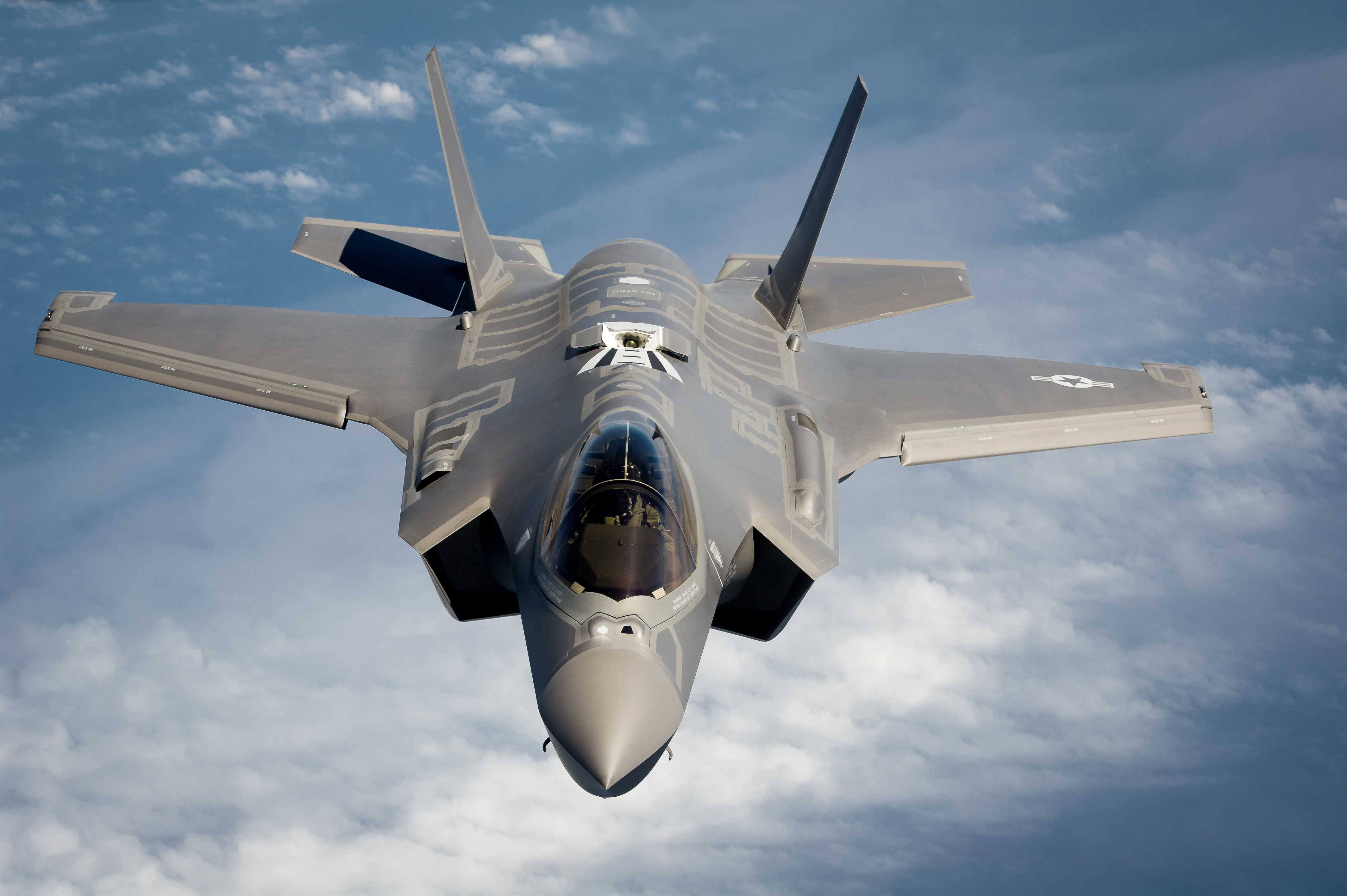 A_U.S._Air_Force_pilot_navigates_an_F-35A_Lightning_II_aircraft_assigned_to_the_58th_Fighter_Squadron,_33rd_Fighter_Wing_into_position_to_refuel_with_a_KC-135_Stratotanker_assigned_to_the_336th_Air_Refueling_130516-F-XL333-556.jpg