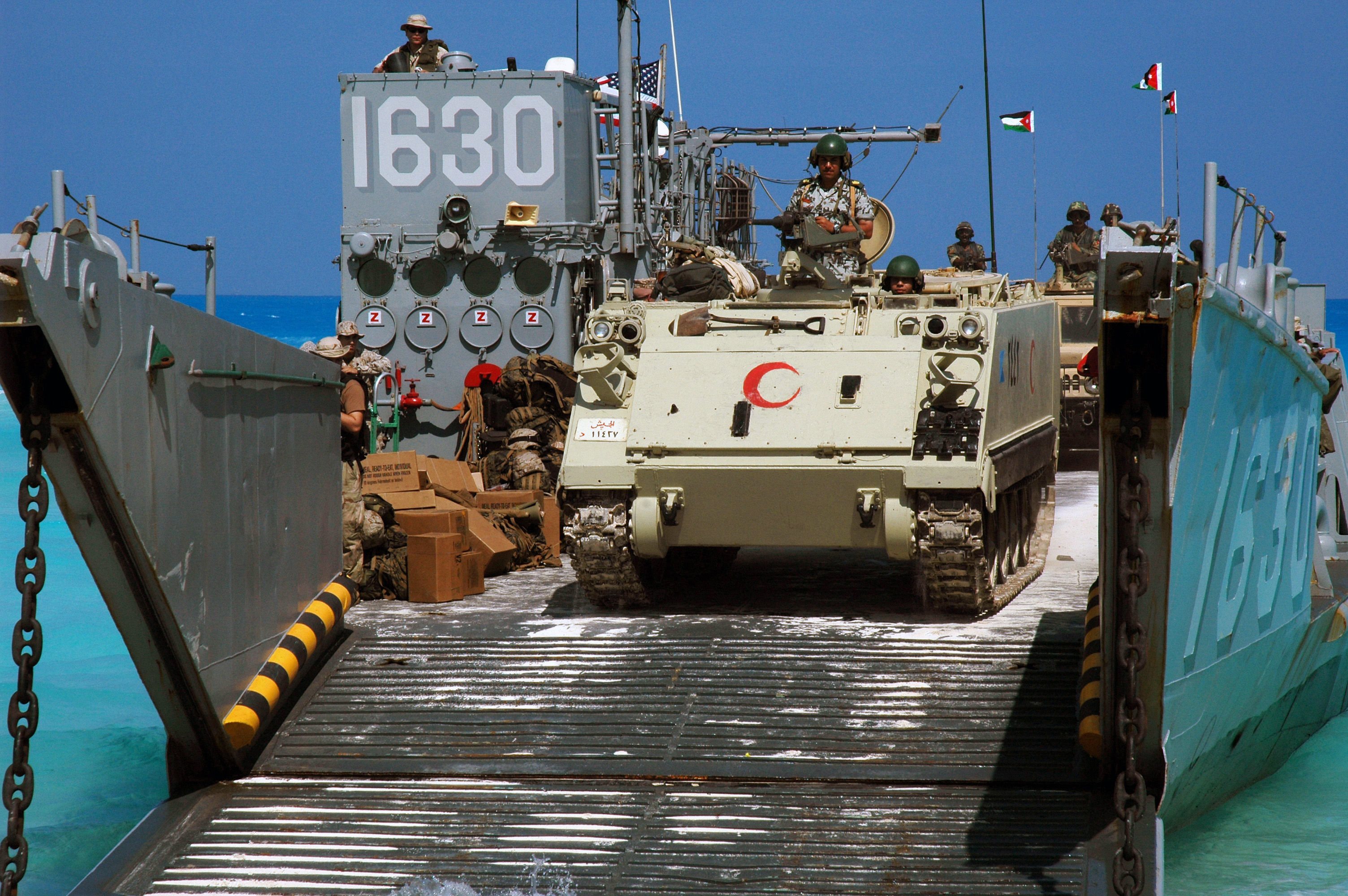 Egyptian_M113_offloading_from_US_Navy_LCU.jpg