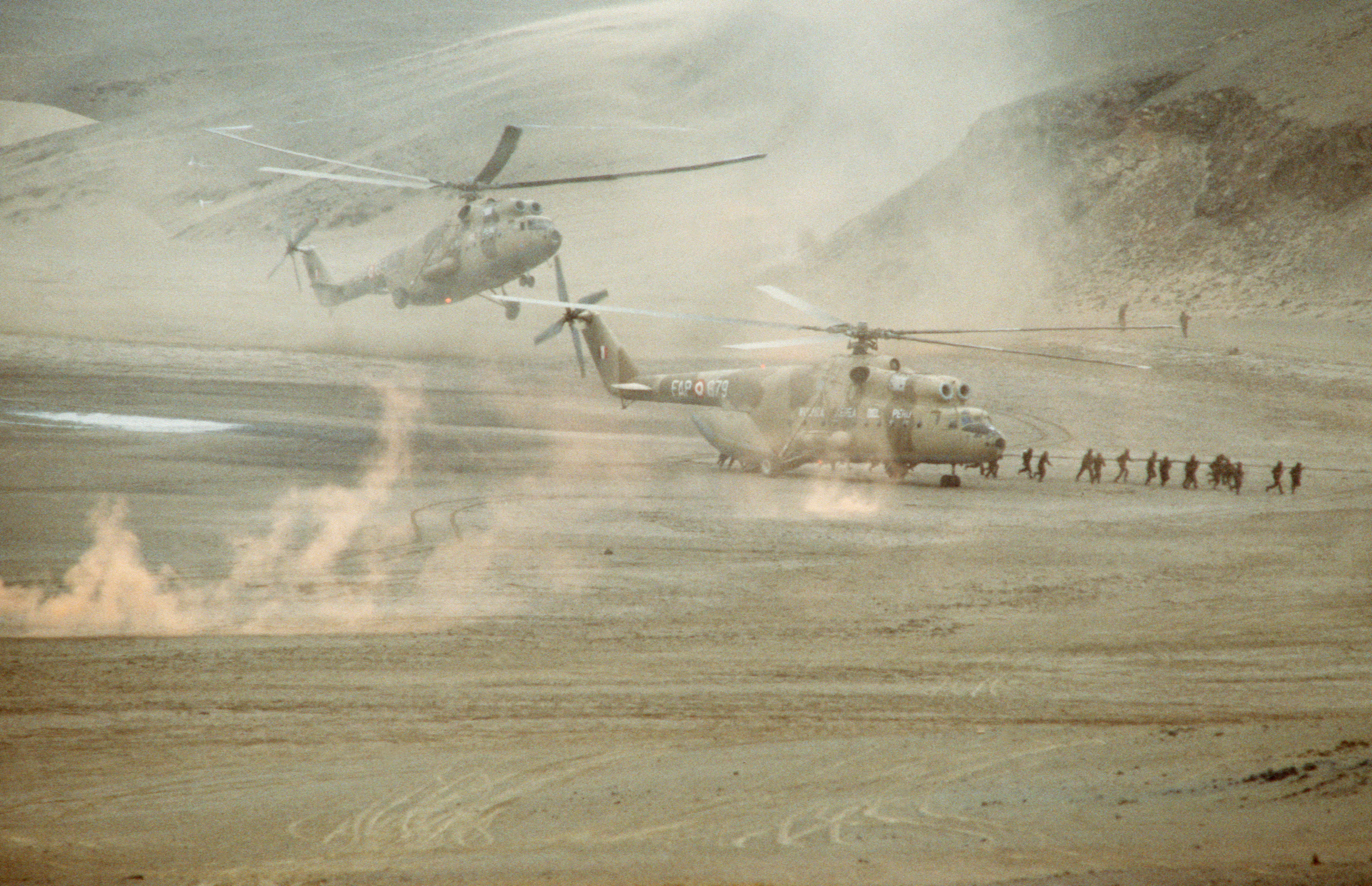 Peruvian_Mi-6_Hook_helicopters_during_an_exercise.jpg