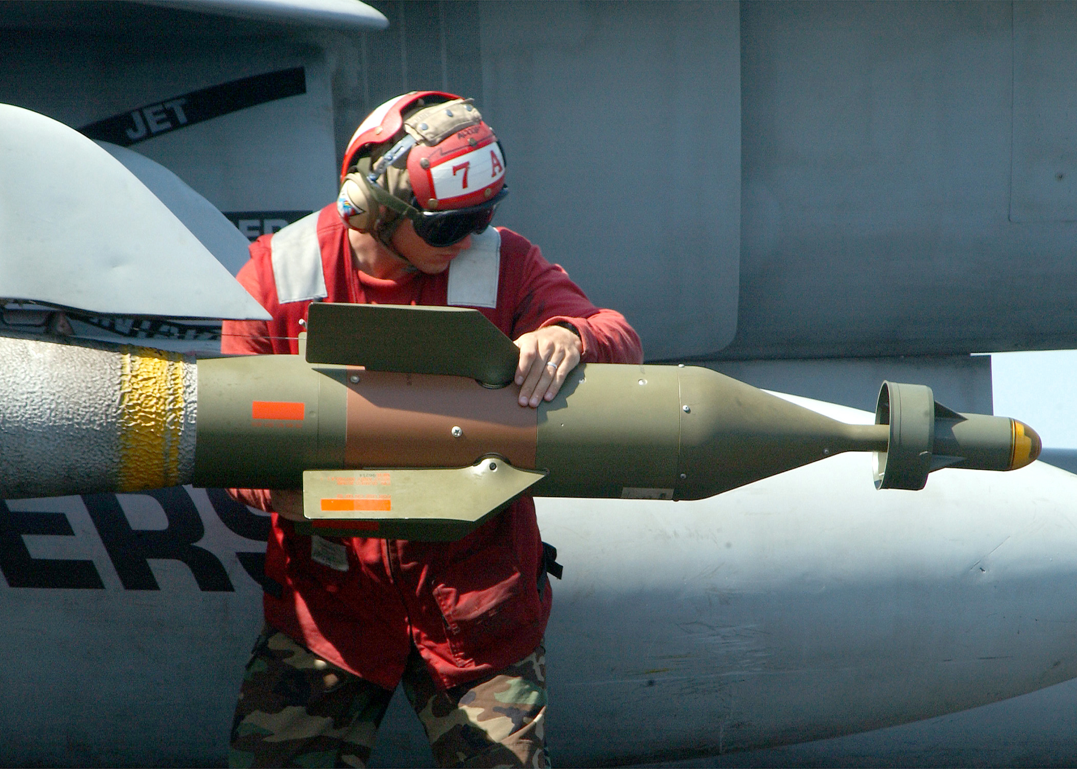 US_Navy_020907-N-3986D-001_final_checks_on_smart_bomb.jpg