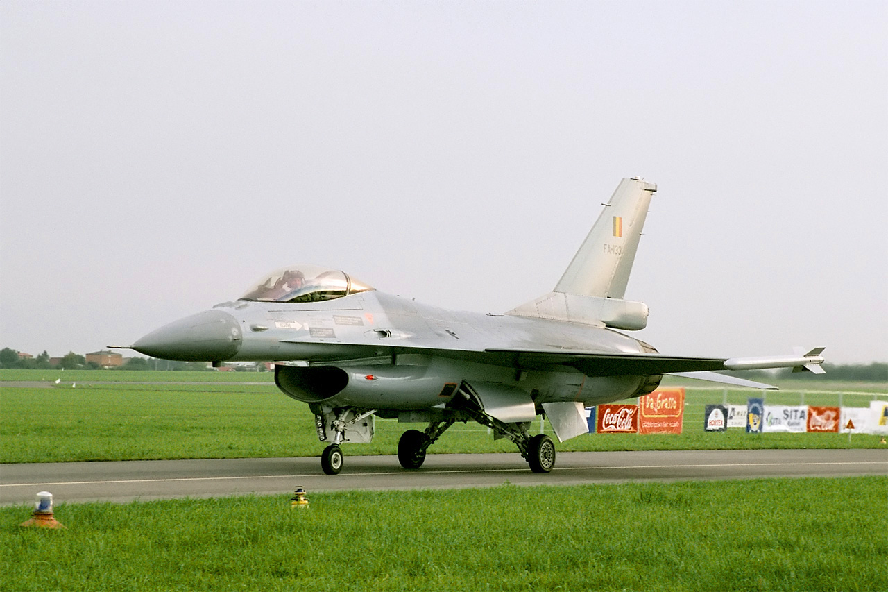 F-16_MLU_of_Belgian_Air_Force's_Solo_Display_Team_(reg._FA-133),_taxiing,_Radom_AirShow_2005,_Poland.jpg