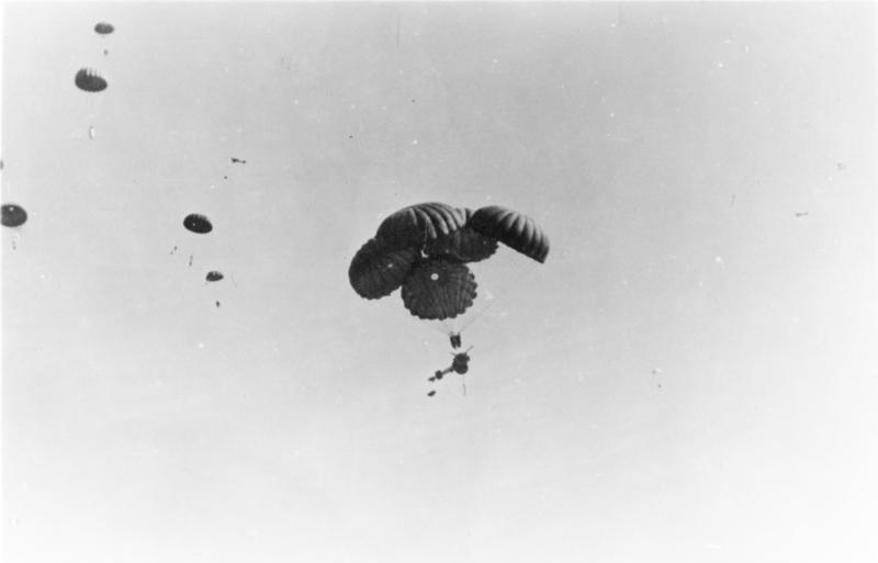 Bundesarchiv_Bild_141-0853,_Kreta,_Abwurf_eines_3,7_cm_Pak-Gesch%C3%BCtzes.jpg