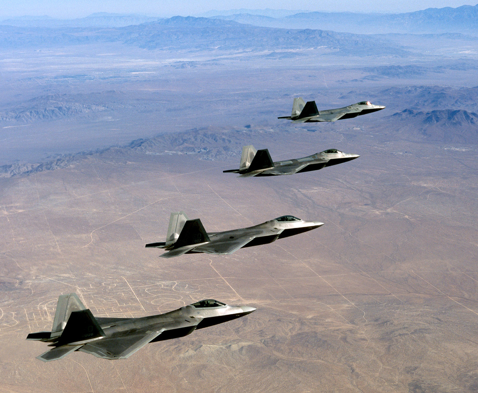 F-22_Raptor_formation_over_Mojave_-_030915-F-0000J-011.jpg