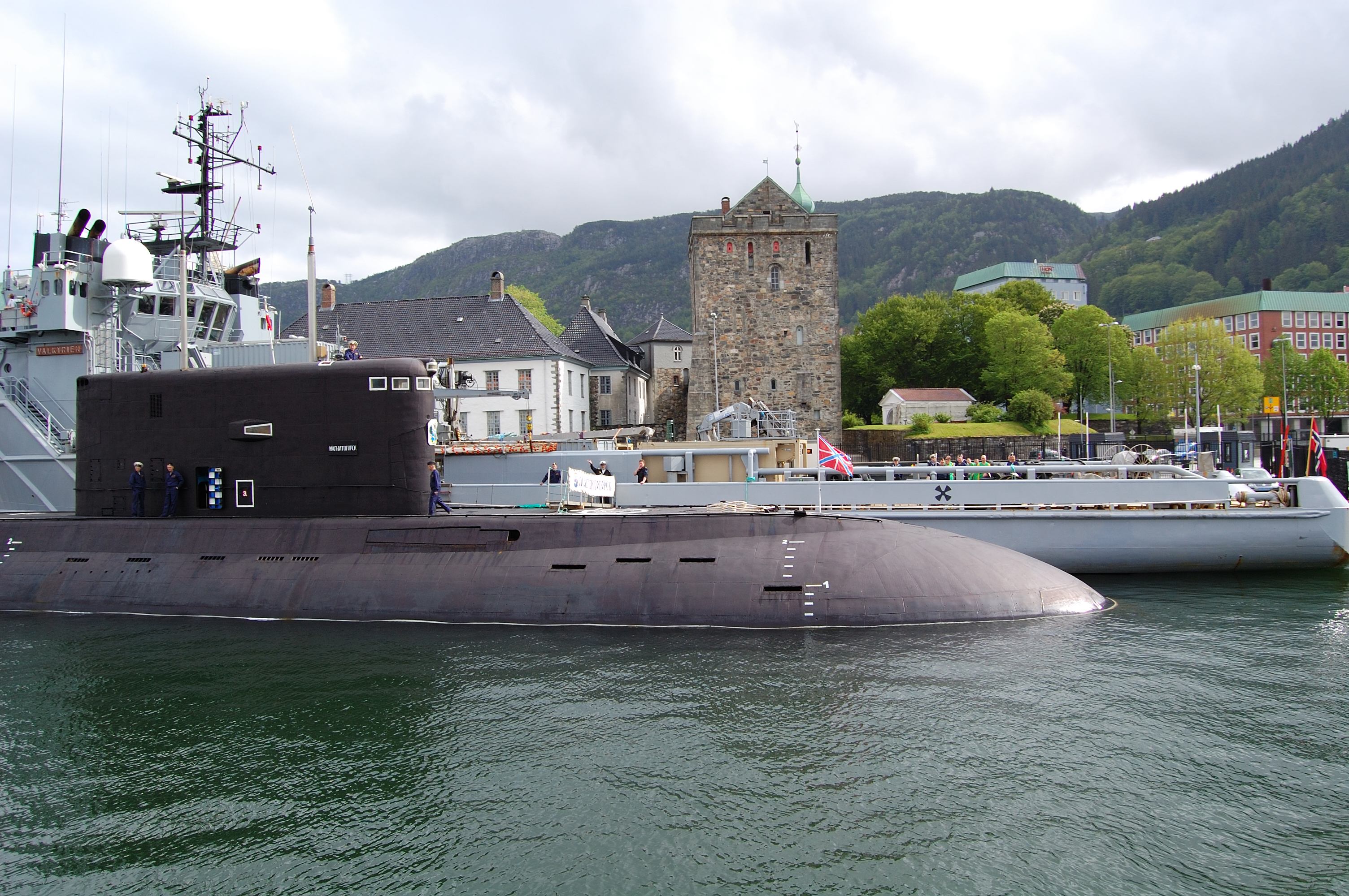 HNoMS_Valkyrien_A535_Russian_submarine_2009_2.JPG